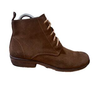 Gee WaWa Anthropologie Brown Suede Round Toe Lace Up Ankle Chukka Boots SZ 8.5